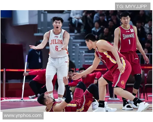 北京与山西球迷冲突现场杂物飞舞引发热议与反思